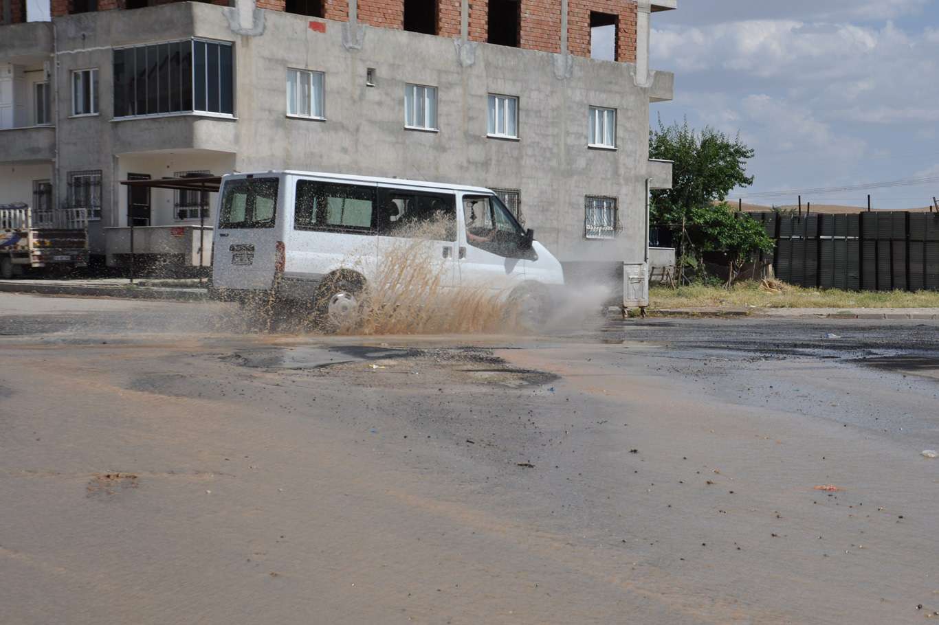 Vahşi sulama cadde ve yollara da zarar veriyor Vahşi sulama cadde ve yollara da zarar veriyor